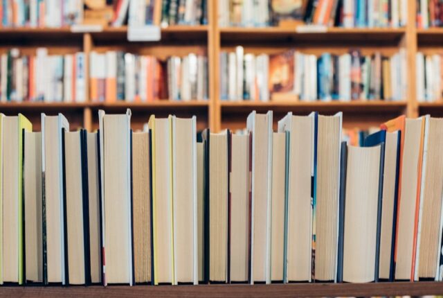 Dlaczego warto kupować podręczniki online? Zalety zakupów w księgarni internetowej